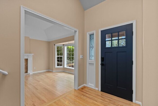 Building Photo - Air Conditioned Newcastle Beauty in Covete...