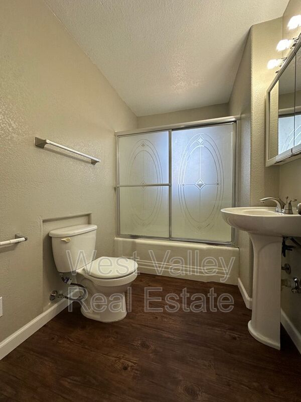 Building Photo - 303 Taylor St