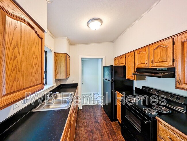 Building Photo - 2050 Monteau Dr