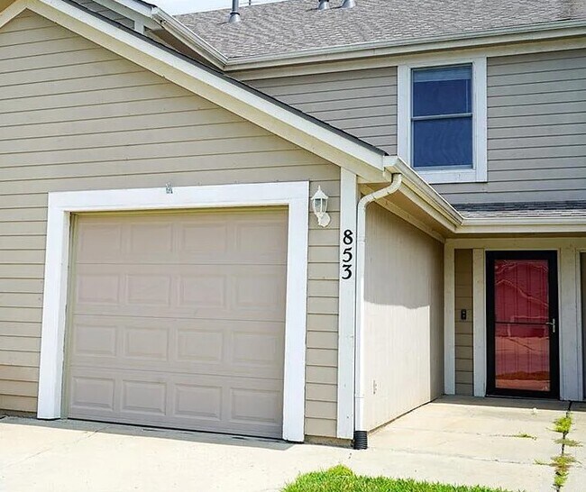 Building Photo - 853 E 167th Ct