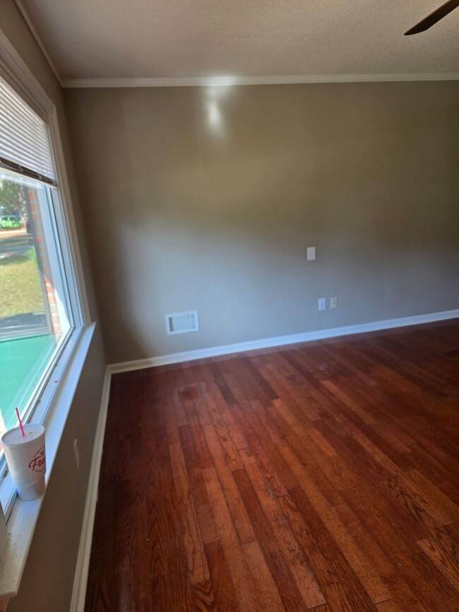 Building Photo - 3 bedroom 2 bath located off of Cherokee i...