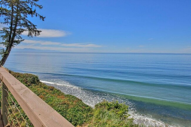 Building Photo - Stunning Furnished Water View Home on West...