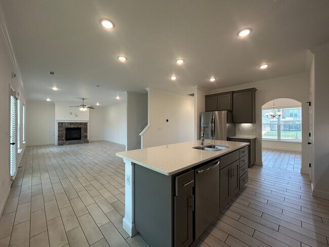 Building Photo - Gorgeous Contemporary Family Home in Cente...