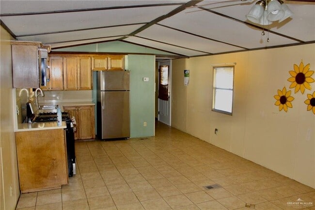 Building Photo - 19 Breezy Dr