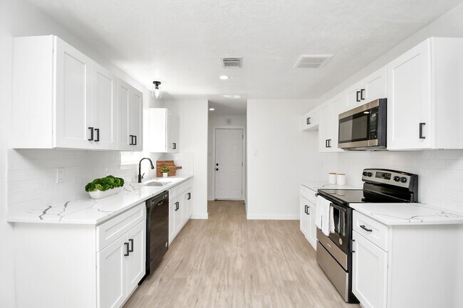 Building Photo - 9912 Cardinal St