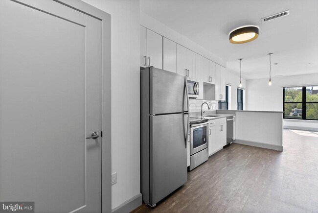 Primary Photo - 303 McMechen St