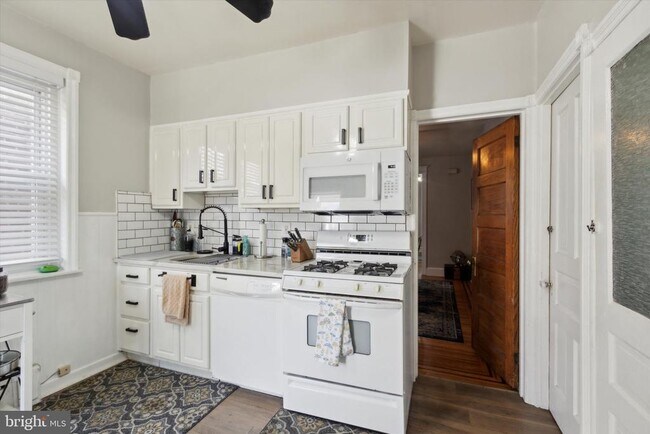 Building Photo - 470 Shurs Ln