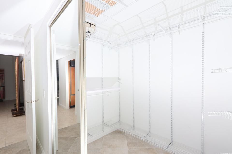 Building Photo - 411 N New River Dr E