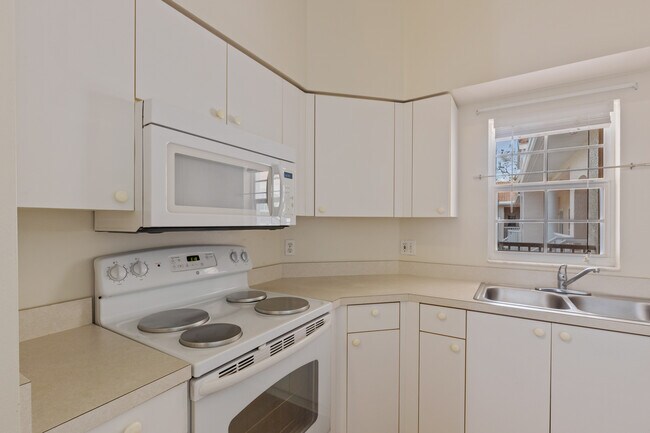 Building Photo - 4240 Central Sarasota Pky