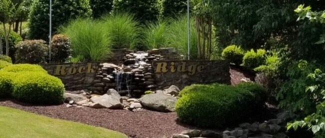 Building Photo - 4 bedroom home with fenced backyard locate...