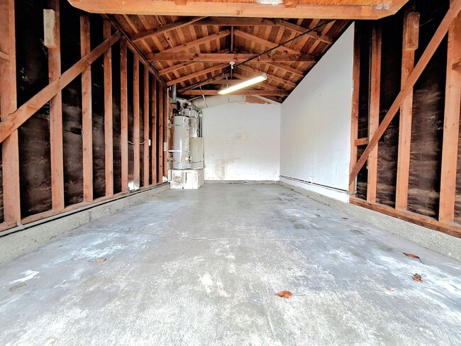 Building Photo - Charming 2bd Duplex With Private Yard & Garage