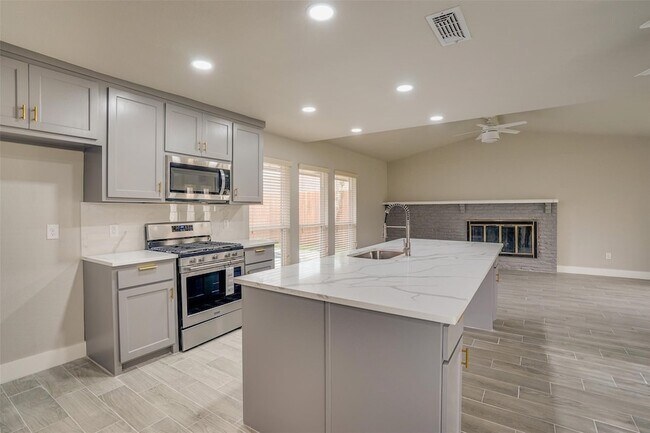 Building Photo - 3805 W Rochelle Rd