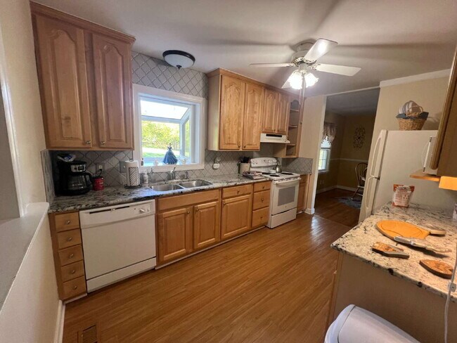 Building Photo - Lovely One Level House in SW Roanoke! 3 Bd...