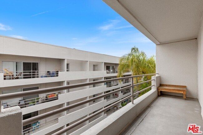 Building Photo - 1131 Alta Loma Rd