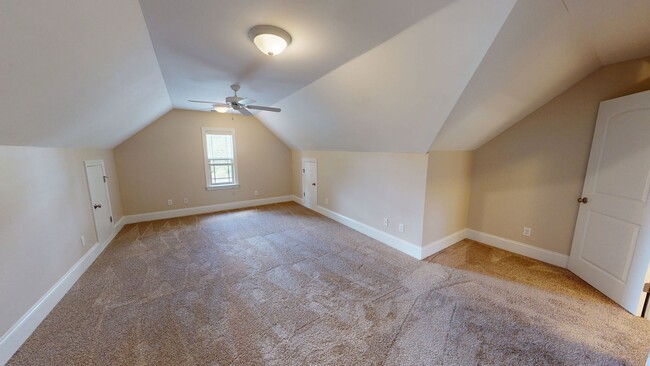 Building Photo - Large 5 Bedroom with Large Fenced in Back ...