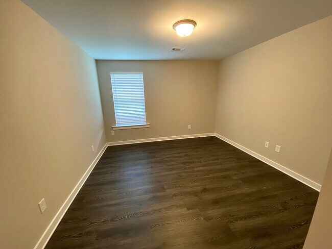 Building Photo - Home in Brookwood... Available to View Now!!!