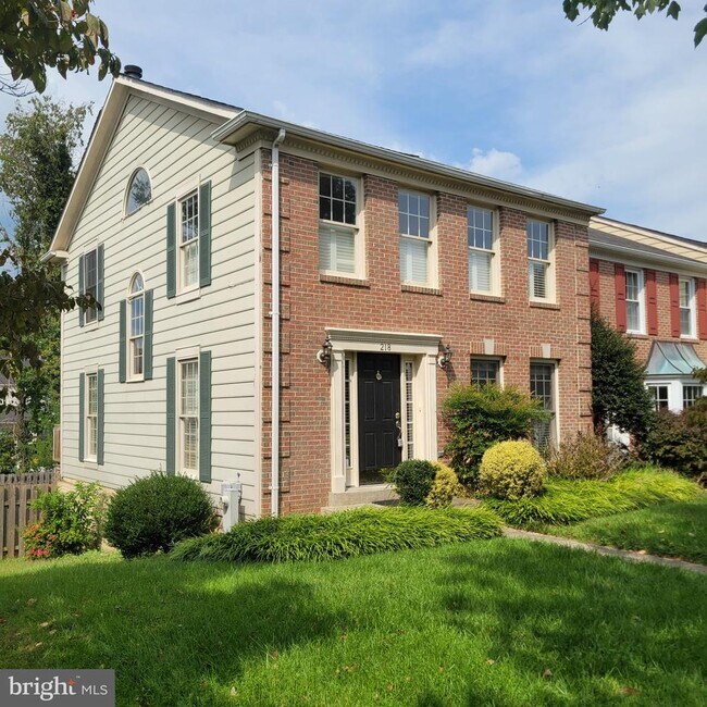 Building Photo - 218 Temple Dr