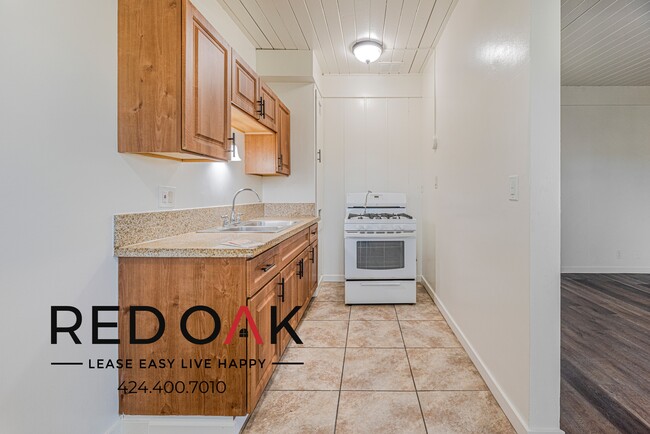 Building Photo - Bright and Spacious One-Bedroom with A/C, ...