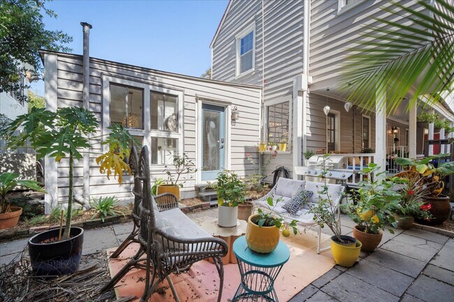 Building Photo - 237 Coming St