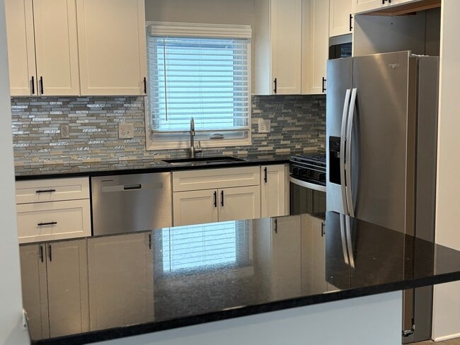 Building Photo - 5552 Lyman Ave