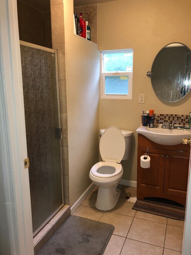 Building Photo - Large 4 Bedroom, 2 Bathroom House