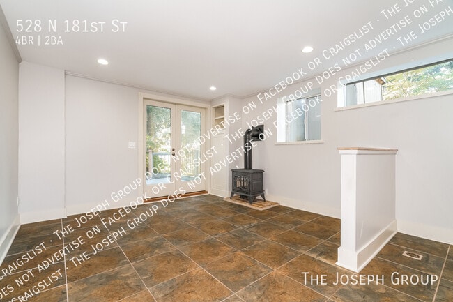 Building Photo - 528 N 181st St