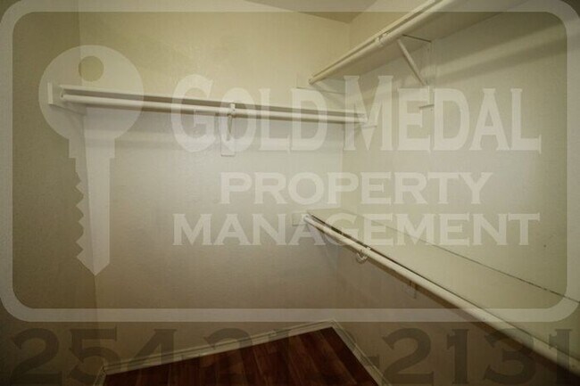 Building Photo - 3304 Hereford Ln