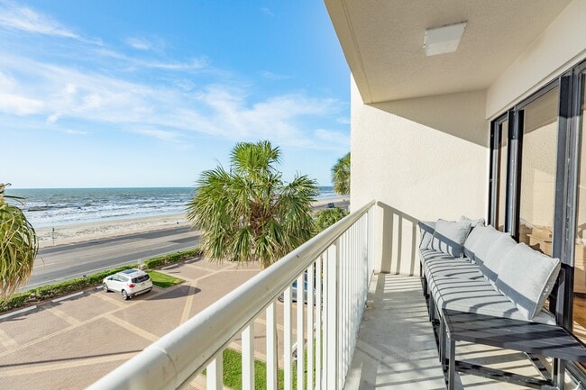 Building Photo - 7700 Seawall Blvd