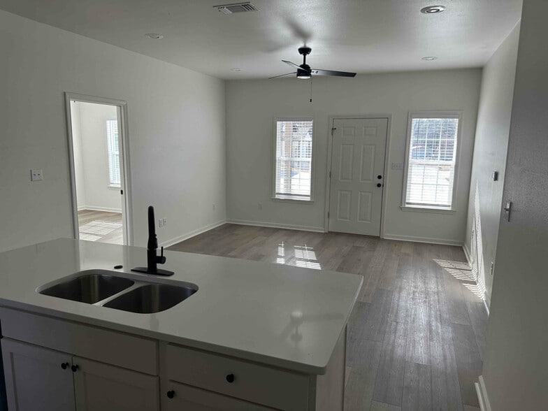 Building Photo - 528 Bowser Rd