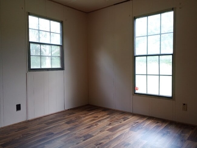 Building Photo - 3 Bedroom 2 Bathroom
