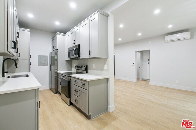 Building Photo - 7229 Willoughby Ave
