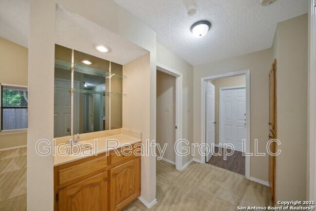 Building Photo - 118 Golden Way