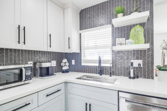 Building Photo - BEAUTIFULLY MAINTAINED AND UPDATED HOME W/JACUZZI, WASHER&DRYER