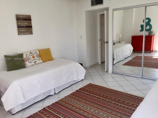 Building Photo - 100 Bayview Dr