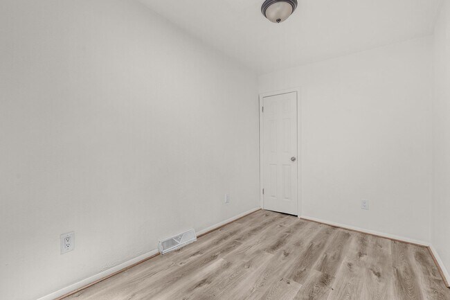 Building Photo - 2335 Lauretta Ave