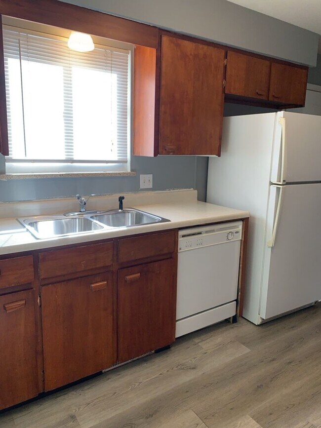 Building Photo - STUDENTS WELCOME! 4 Bedroom / 2 Bath Home Near CSU