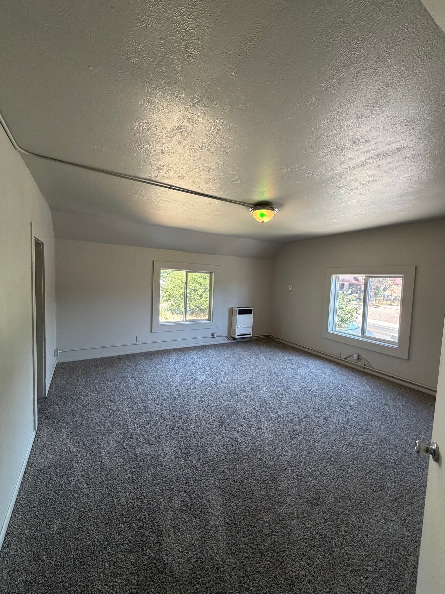 Building Photo - 813 W Clay Ave
