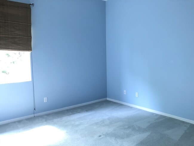Building Photo - Beautiful Home with Water View in Eastwood!