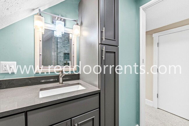 Building Photo - 2028 Hoyt Ave