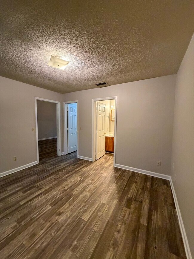 Building Photo - 302 Admiral's Walk Dr