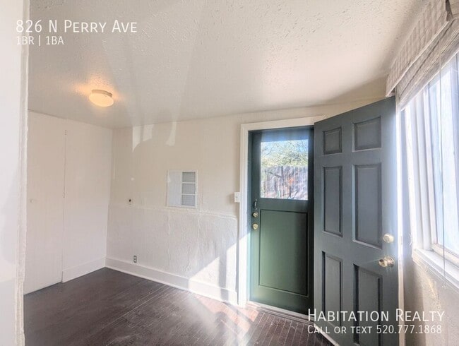 Building Photo - 826 N Perry Ave