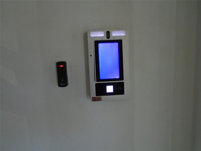 Building Photo - 1800 N Andrews Ave