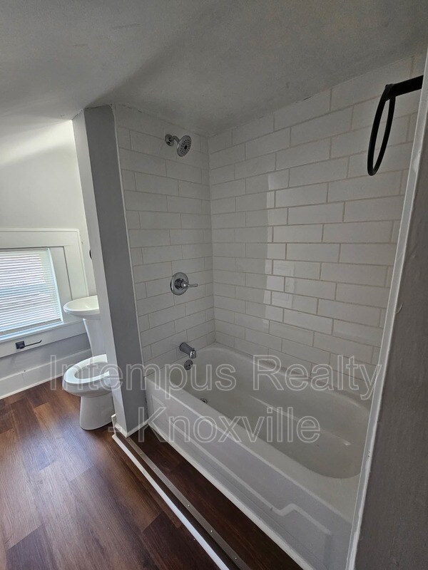 Building Photo - 126 S Van Gilder St