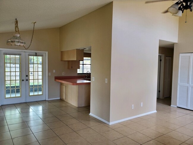 Building Photo - 1038 Begonia Dr