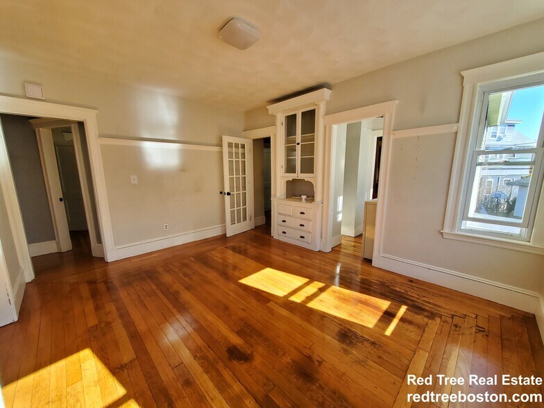 Building Photo - 623 Fellsway