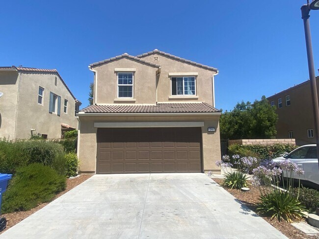 Building Photo - 4 bed 3 bath home in the heart of Simi Val...