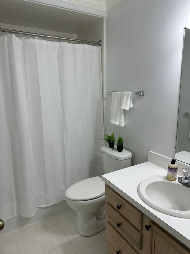 Building Photo - Just Renovated 1,300 SQ' Duplex Across from Woodward Park