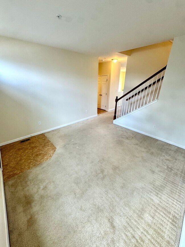 Building Photo - PARKLAND SCHOOLS! THREE BEDROOM TOWNHOME