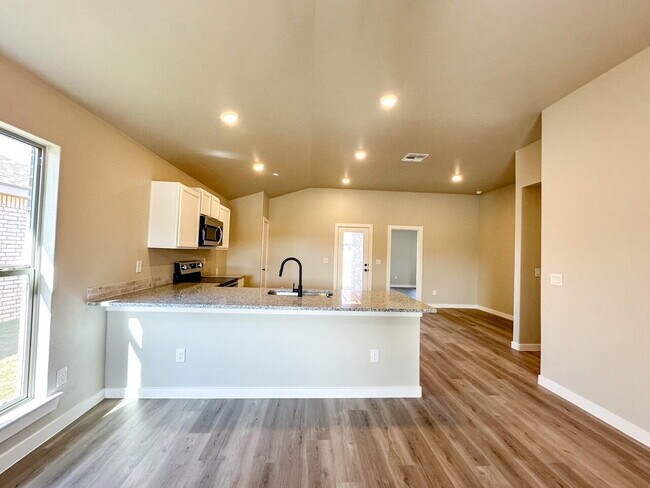 Building Photo - Newer Home in Burgamy Park!