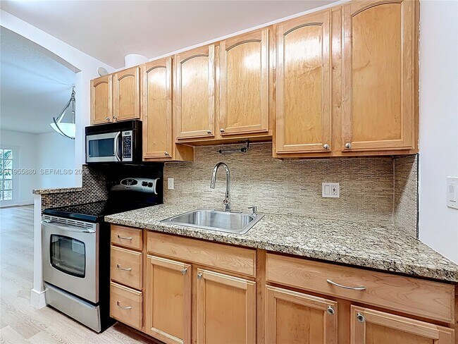 Building Photo - 2424 SE 17th St